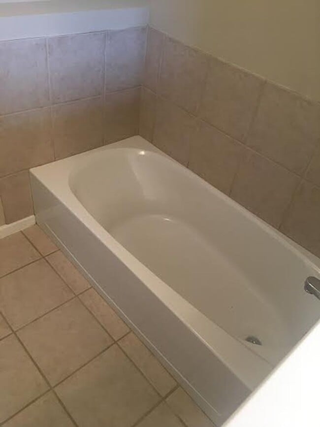 Building Photo - Wonderful 3 bed 3.5 bath near Clinton Lake!