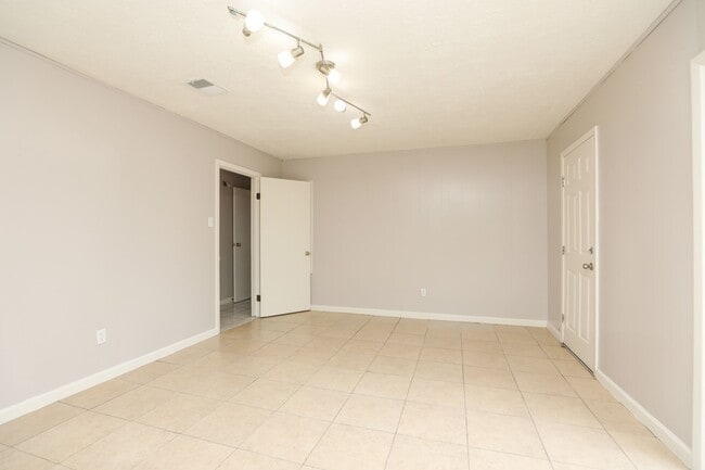 Building Photo - 3 bedroom 1.5 bathroom now available.