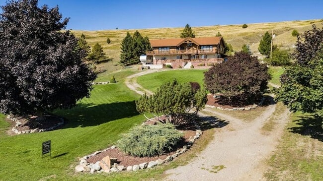 Building Photo - Log Home with close public lake access - A...
