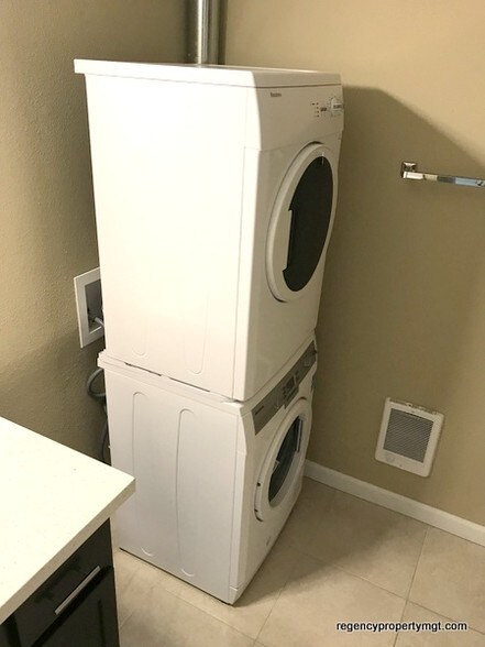 Building Photo - 19202 SE River Rd