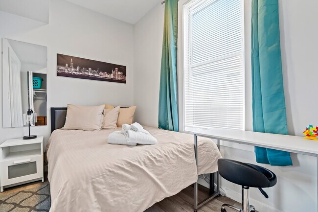 Building Photo - Urban Living: Spacious 2-Bedroom Haven in the Heart of Chicago!