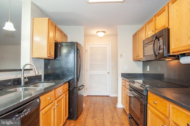 Building Photo - 7526 Coxton Ct