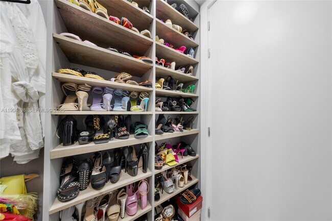 Building Photo - 700 NE 26th Terrace