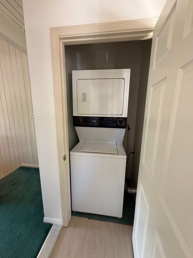 Building Photo - 3 Bed, 2 Bath Townhome with Vaulted Ceilings & Private Balcony