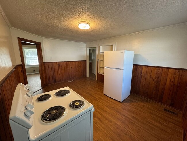 Building Photo - Cozy 3 Bed 1 Bath Home! Available Now! Sch...