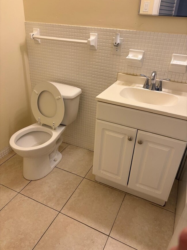 Building Photo - 826 NE 16th St