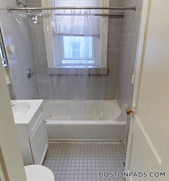 Building Photo - 137 Park Dr