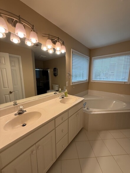 Building Photo - 5 Top Ridge Ct
