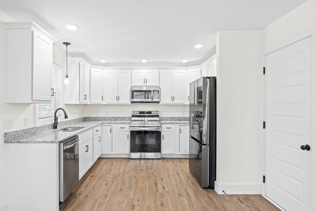 Building Photo - Pet Friendly Three Bedroom!