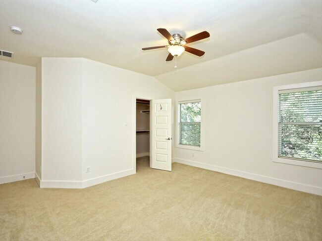 Building Photo - 18 N Peak Rd