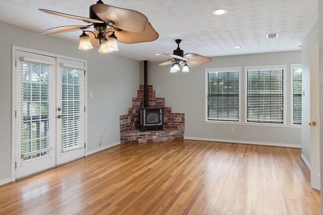 Building Photo - 309 Brookside Dr E
