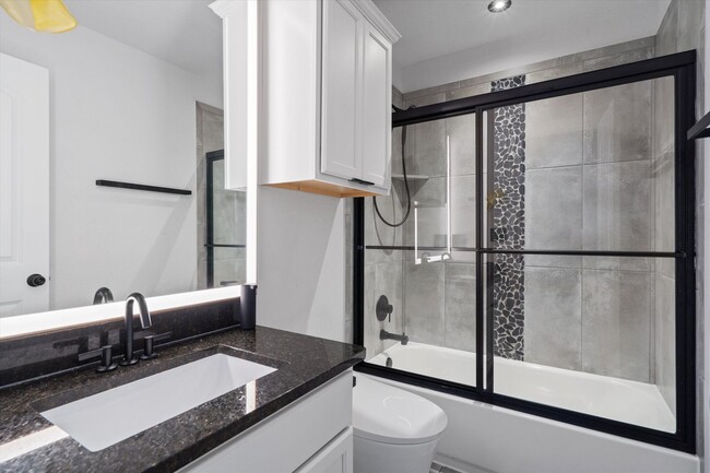 Building Photo - Stunning 4-Bedroom Home in Northwest Austi...