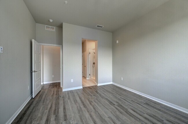 Building Photo - $2,150- 2 Bed, 2 Bath Condo in Littleton w...