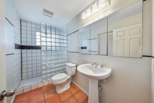 Building Photo - 709 Gale St