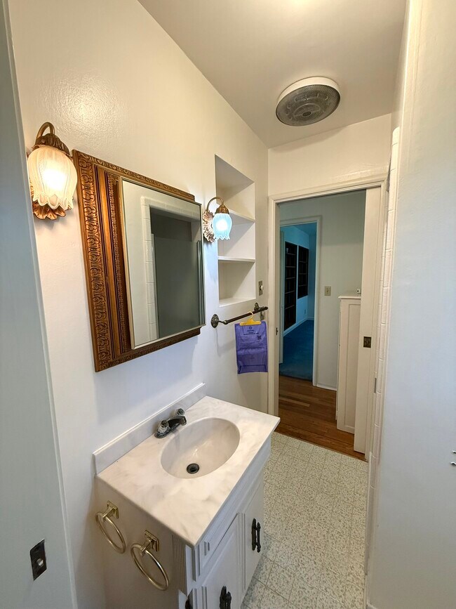 Building Photo - 810 Martin St