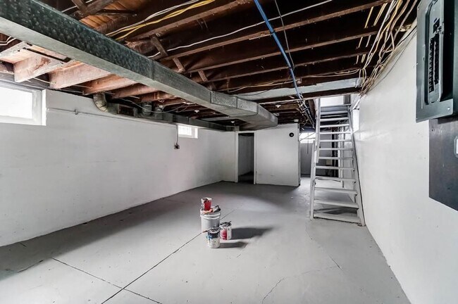 Building Photo - Updated 3 Bed 1 Bath in Price Hill!