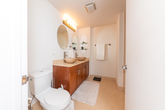 Building Photo - 2545 S Dearborn St