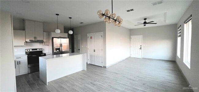 Building Photo - 15 Selena St