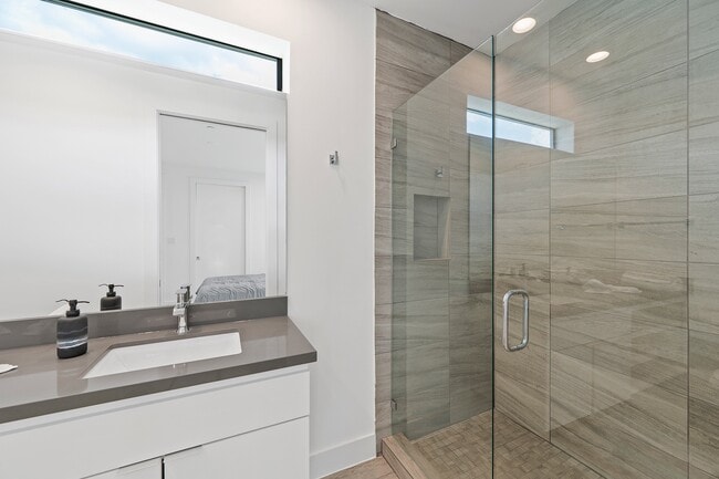 Building Photo - 2239 N MacGregor Way