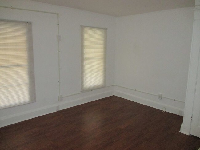 Building Photo - 2 Bedroom Duplex