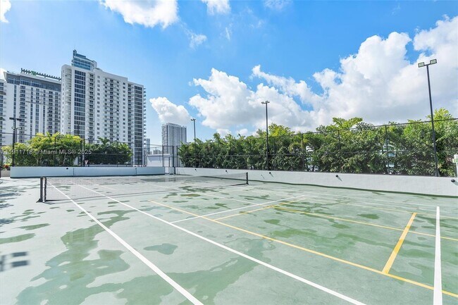 Building Photo - 700 NE 24th St