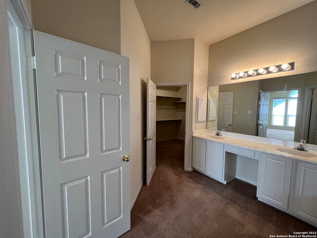 Building Photo - 6114 Oakwood Trail