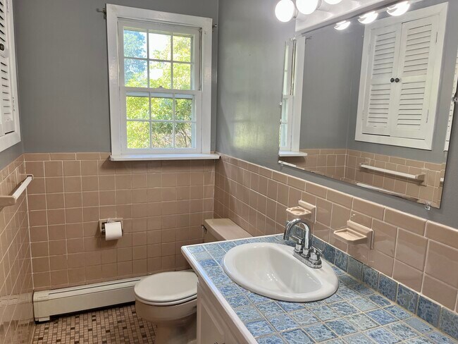 Building Photo - 88 Towerview Dr