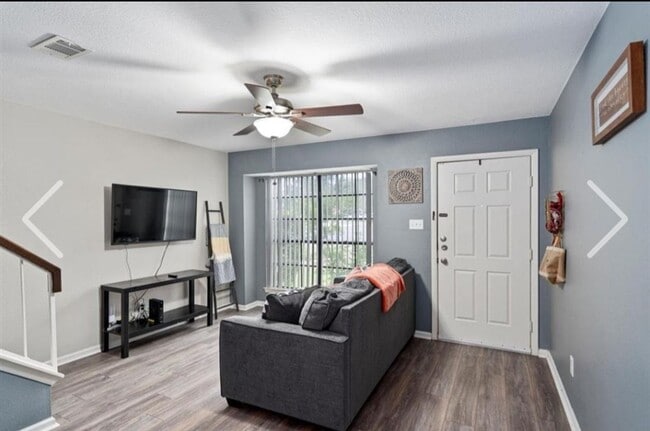 Building Photo - Updated 3-Bed Townhome Oasis in Copperfield | Greenbelt Views, Granite Kitchen & Move-In Ready!