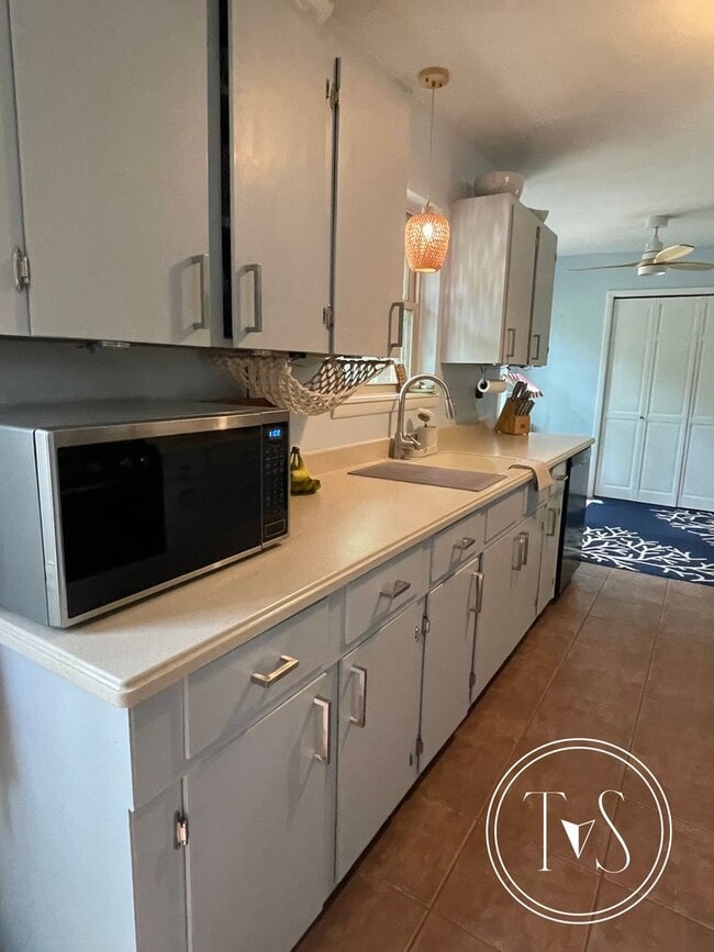 Building Photo - RATE DROP ALERT! (was $2800/month)