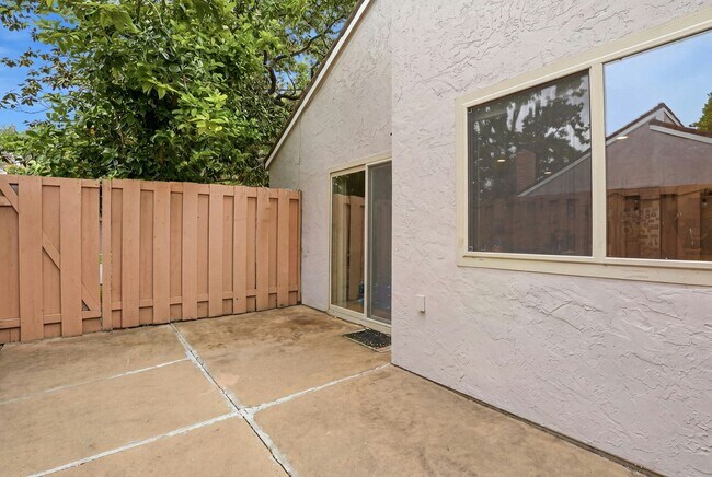 Building Photo - 2524 Roblar Ln
