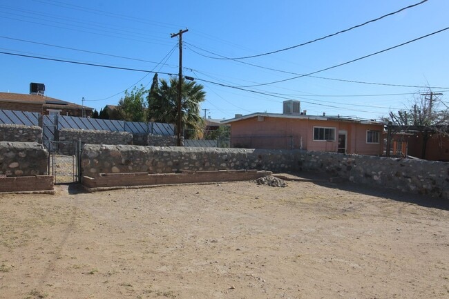 Building Photo - MINUTES FROM FORT BLISS!!