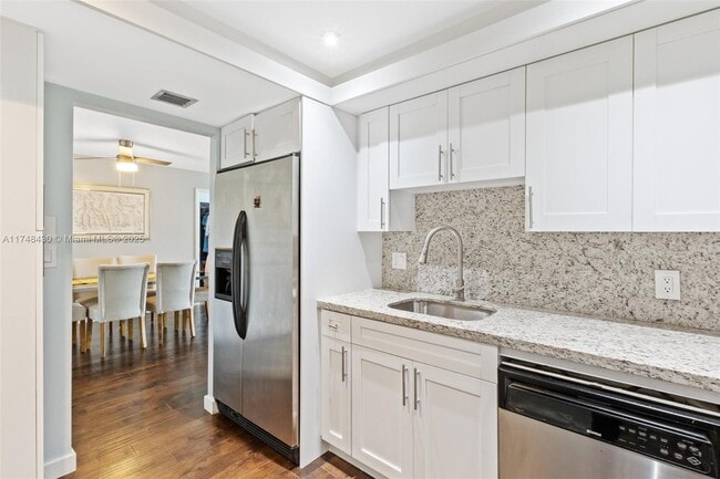 Building Photo - 1100 St Charles Pl