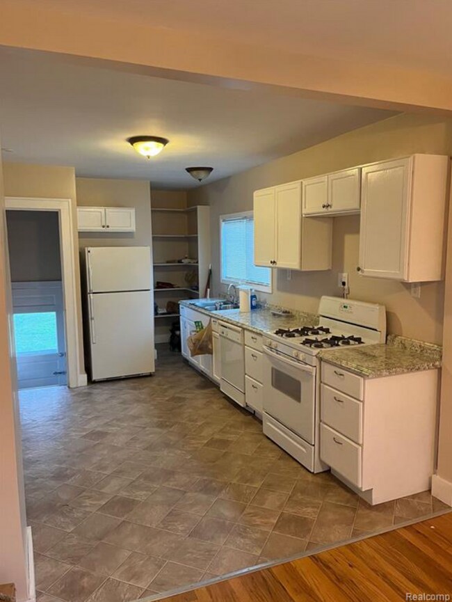 Building Photo - Cozy Home with Expansive Yard