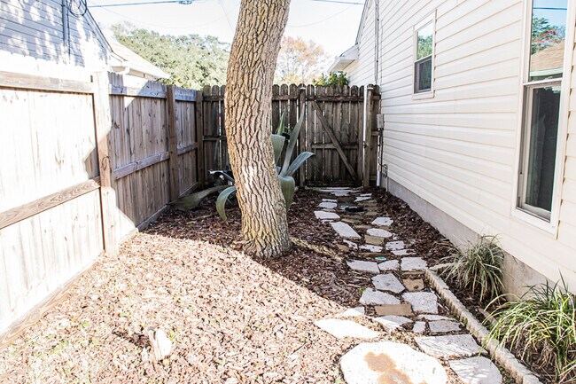 Building Photo - 17 8th St