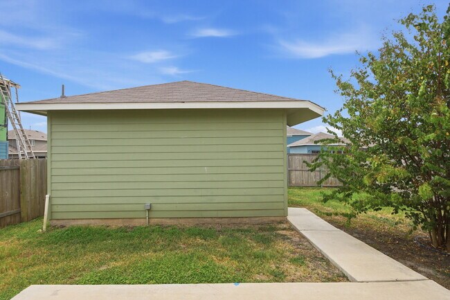 Building Photo - "Charming 3-Bed Oasis in San Marcos with 2 Full Baths – 1424 Sq Ft of Comfort!"