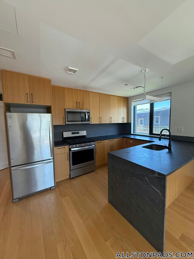 Building Photo - 83 Gardner St