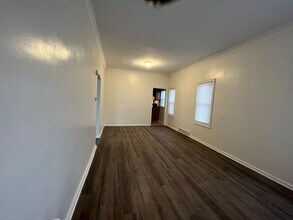 Building Photo - Cute 2 Bedroom Cottage!