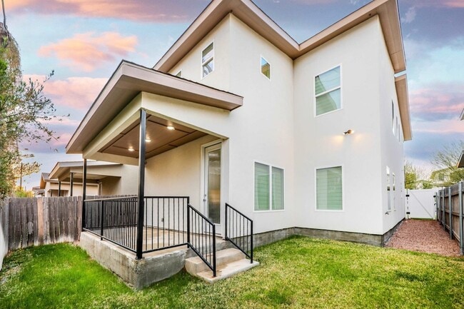 Building Photo - 425 Deer Path Lp