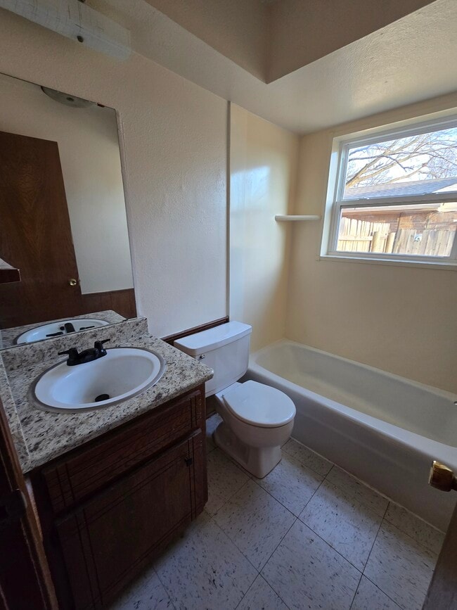 Building Photo - 700 Claremont Dr