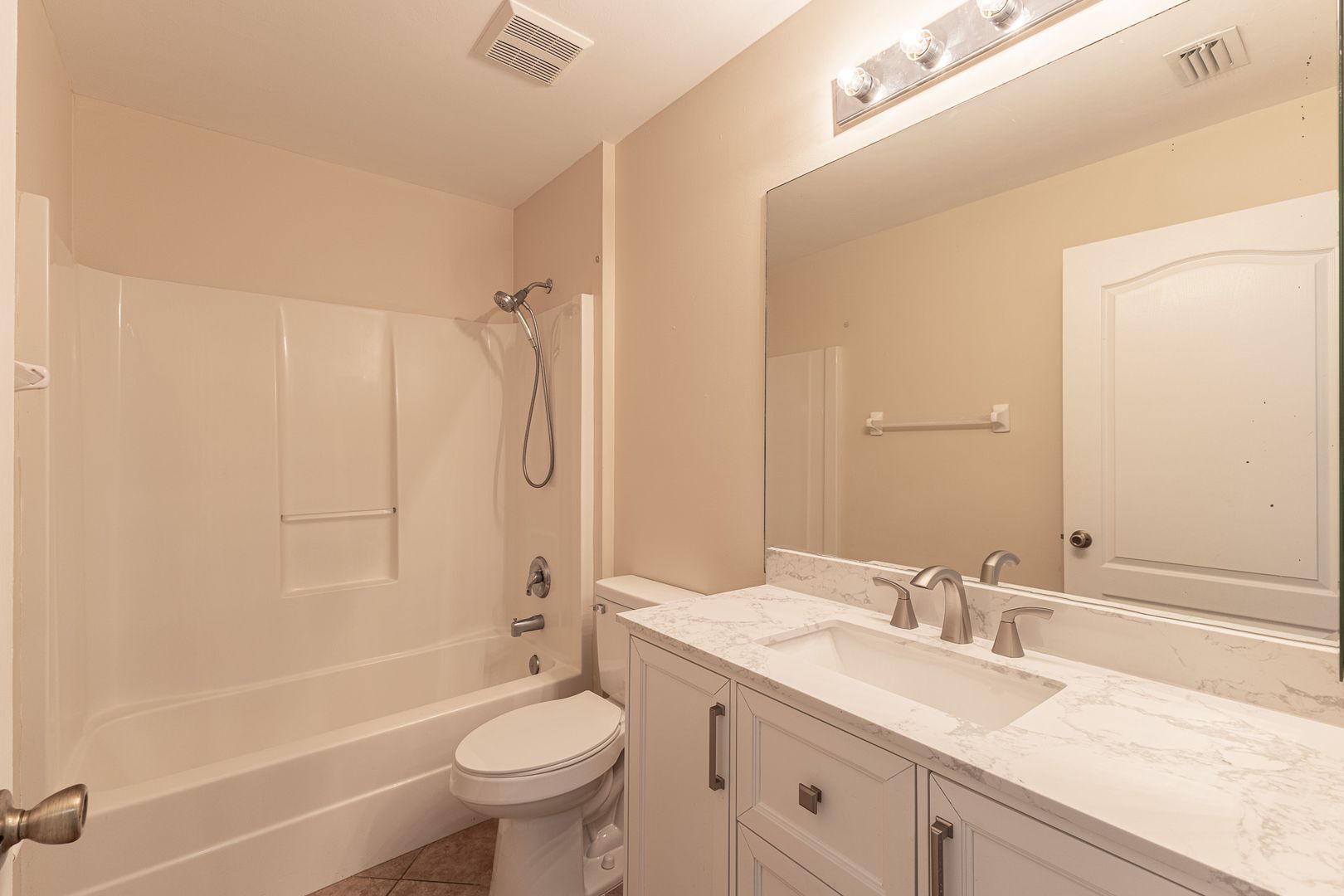 Building Photo - 3/2 Single Family home freshly painted interior and exterior