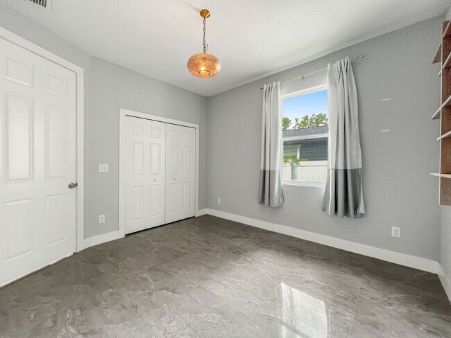 Building Photo - 1703 W Rio Vista Ave