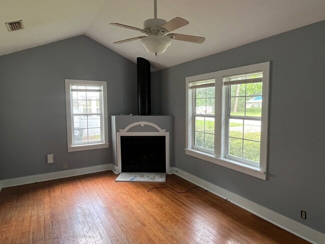 Building Photo - Cute, vintage 3 Bedroom, 1.5 Bathroom home...