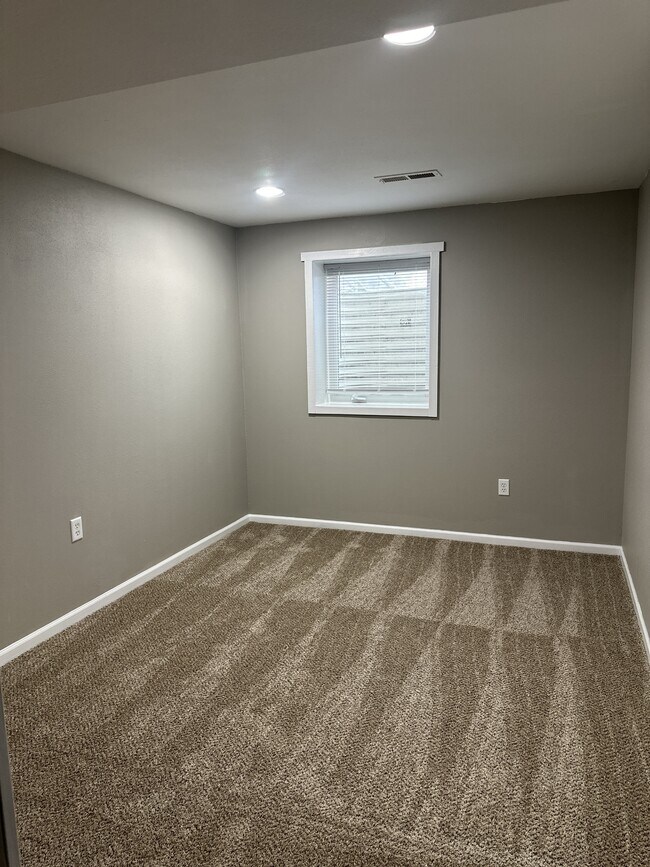 Building Photo - 602 Sara St