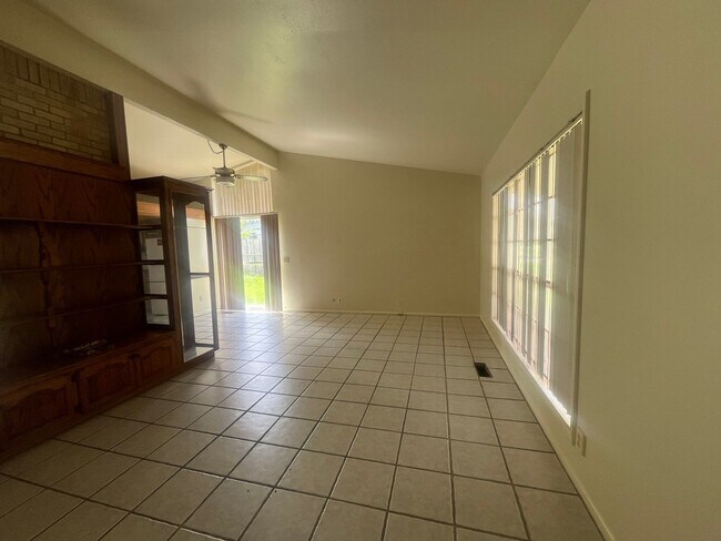 Building Photo - Light, bright, & Move- In ready with ultimate flexibility!