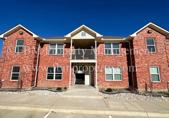 Building Photo - Hidden Creek Townhomes, Unit 311 Gorgeous 2 Bedroom, 2 Bathroom Townhome Home in Ennis, TX!