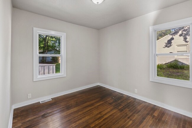 Building Photo - 417 E Wall Ave
