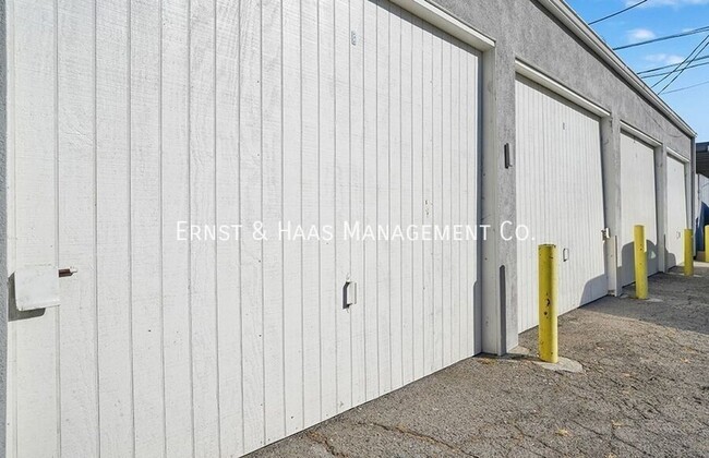Building Photo - 17071 Oak Ln