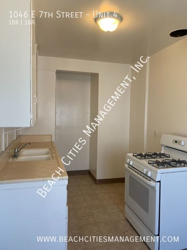 Building Photo - 1046 E 7th St