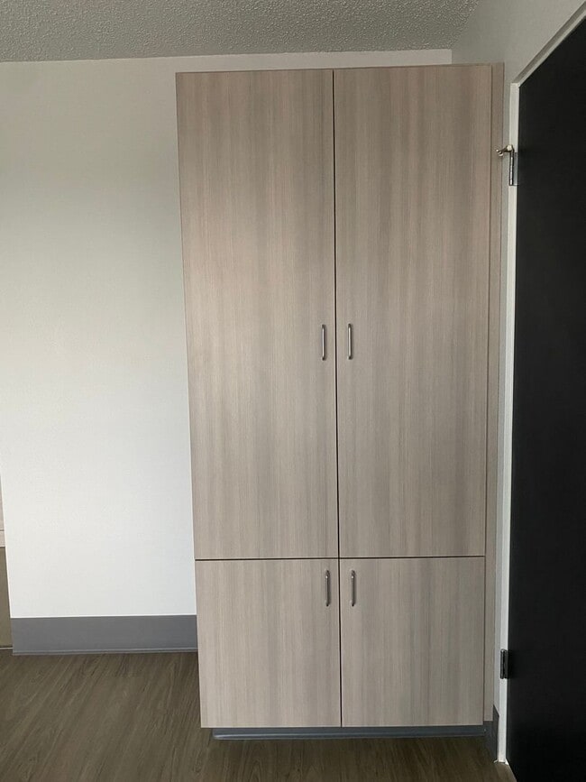 Building Photo - Desired 1 Bed 1 Bath with Great Views in a...