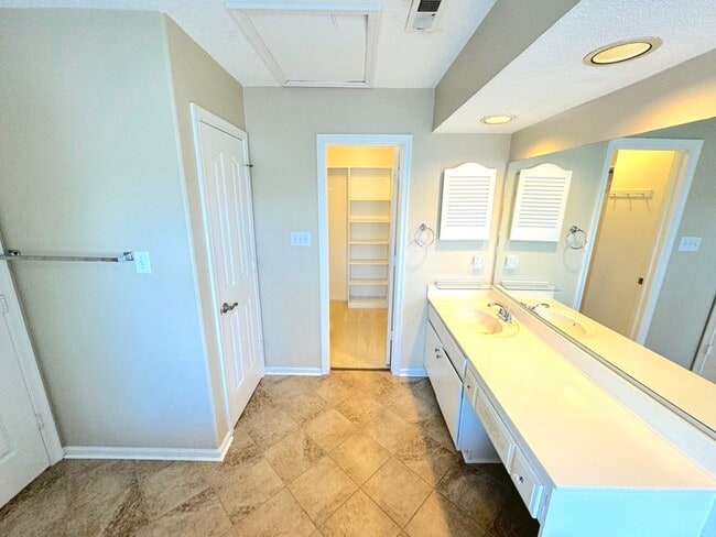 Building Photo - 3 BEDROOM CONDO FOR RENT IN CHESAPEAKE - A...